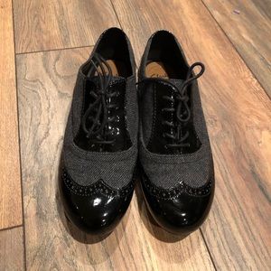 Clark’s black and gray oxford dress shoes